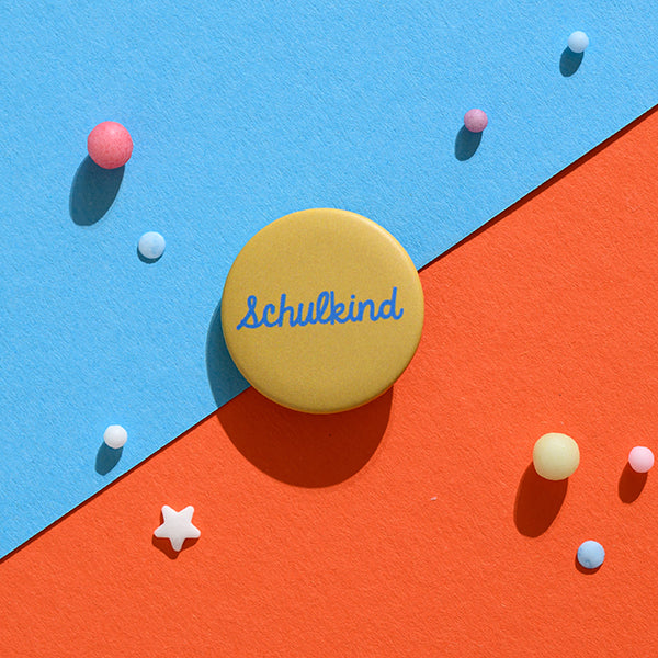 Ava & Yves - Button "Schulkind“ | blau mit Hindergrund senf