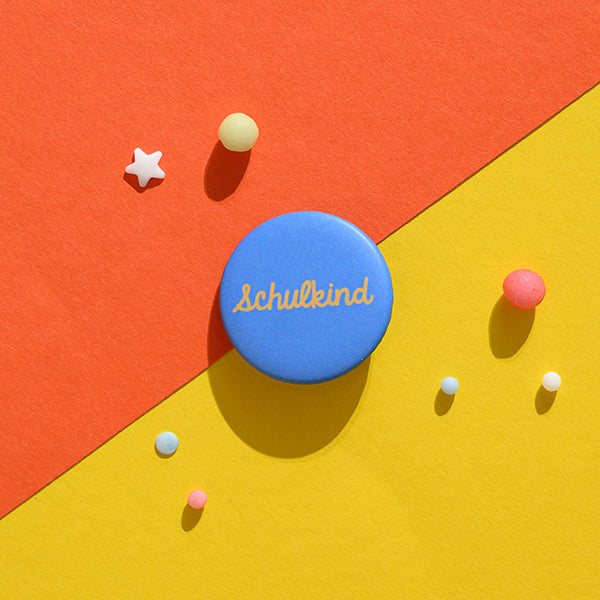 Ava & Yves - Button "Schulkind“ | Senf mit Hindergrund blau