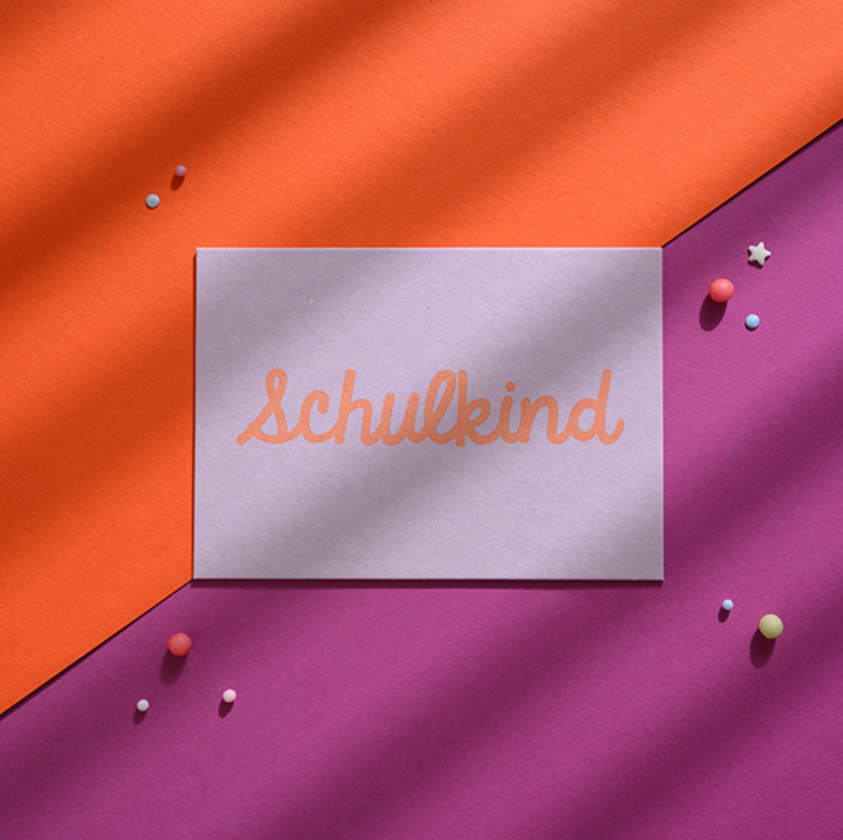 Ava & Yves - Postkarte zur Einschulung "Schulkind" | flieder/rosa