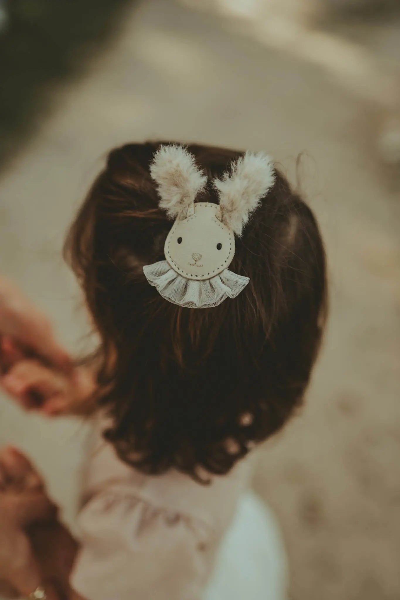 Donsje - Anstecker "Festie Clip Festive Rabbit" | cream leather Donsje