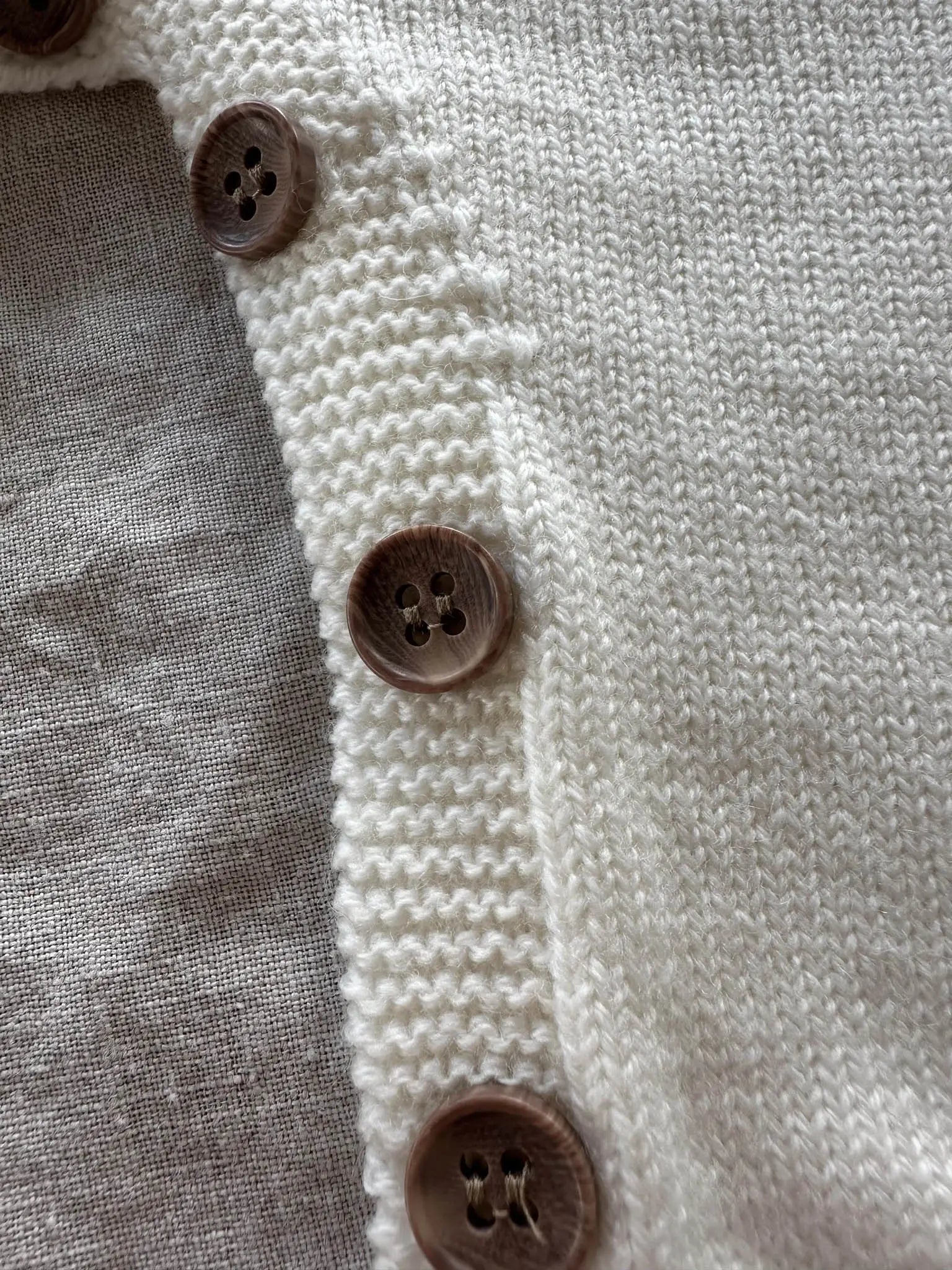 Strickgut - Warmer Babystrampler mit Ärmeln aus Merinowolle | ecru Strickgut