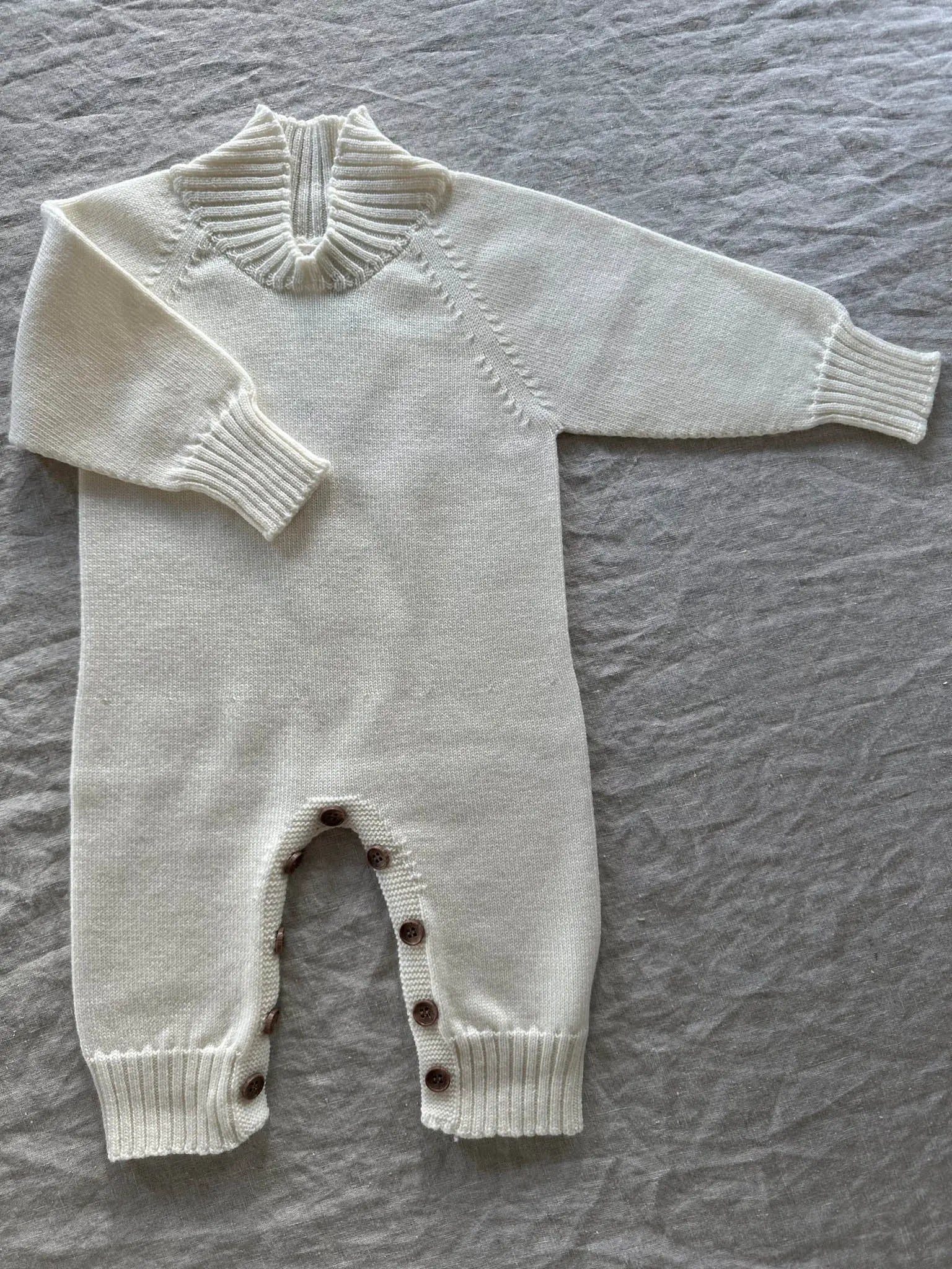 Strickgut - Warmer Babystrampler mit Ärmeln aus Merinowolle | ecru Strickgut