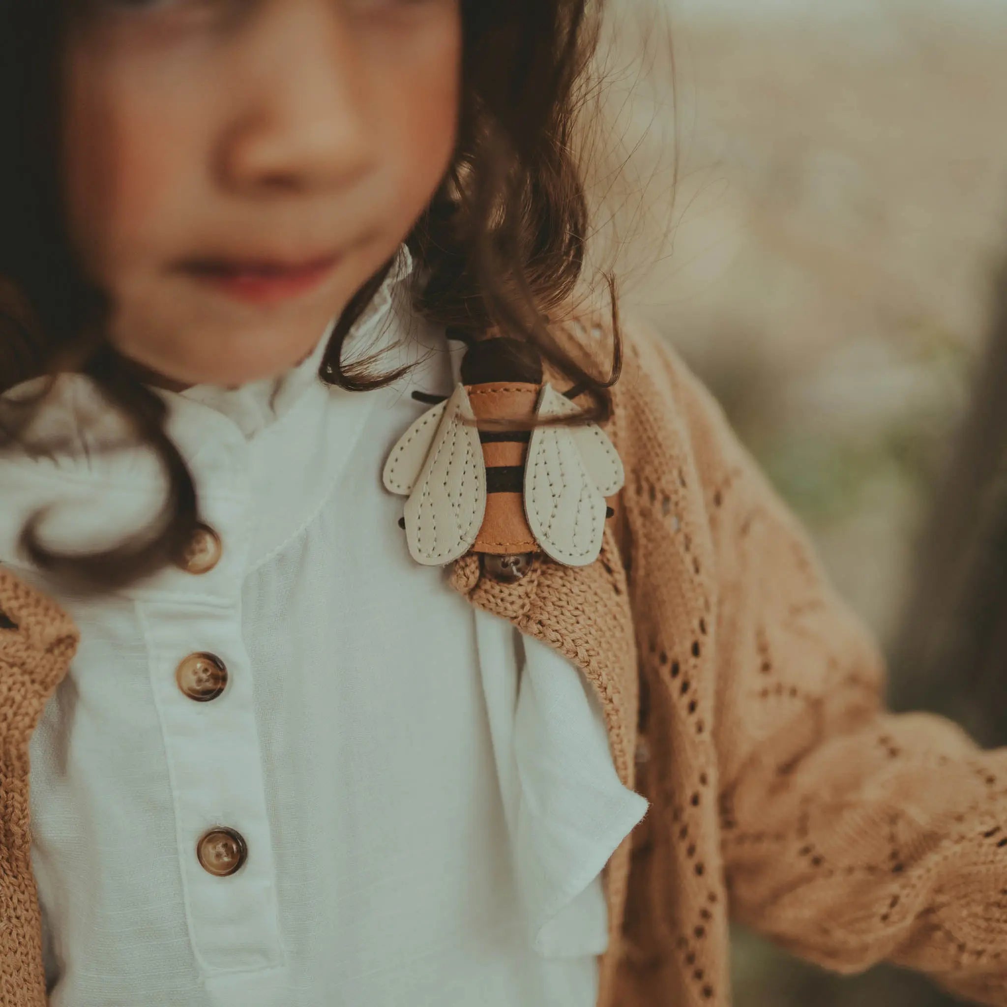 Donsje - Clip "Zaza Sky Hairclip Bee" | camel classic leather - Leja Concept Store