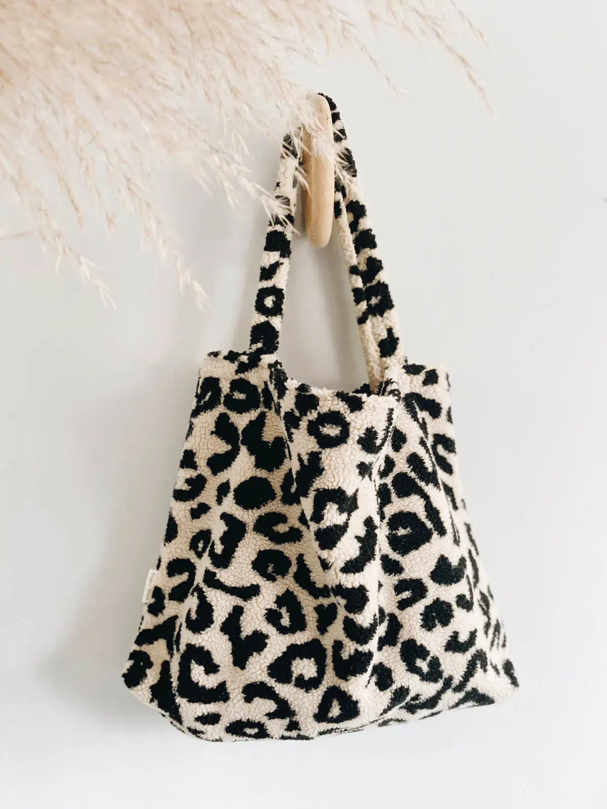 Studio Noos - Tasche "Holy Cow Teddy Mombag" | schwarz/beige - Leja Concept Store