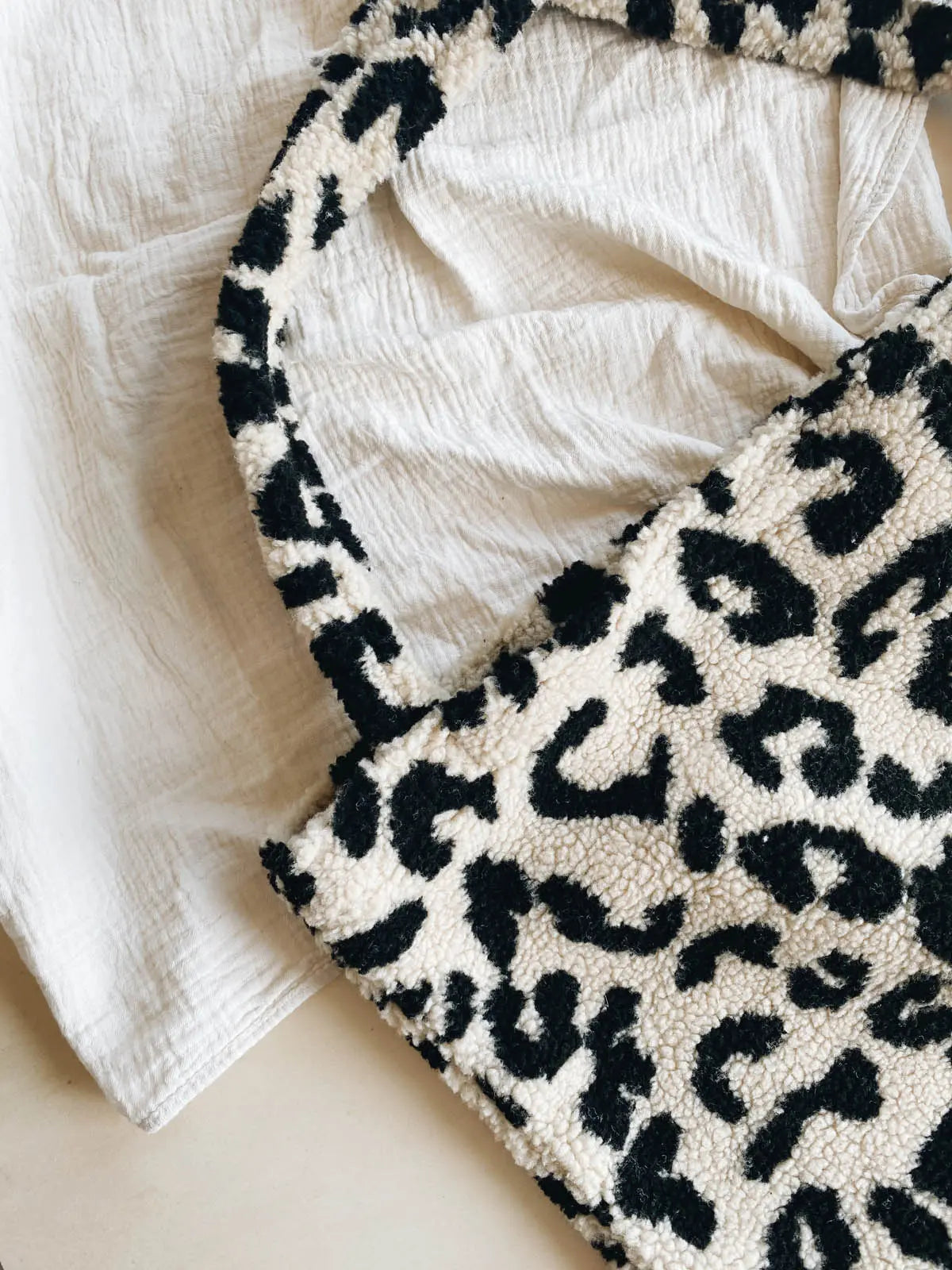 Studio Noos - Tasche "Holy Cow Teddy Mombag" | schwarz/beige - Leja Concept Store