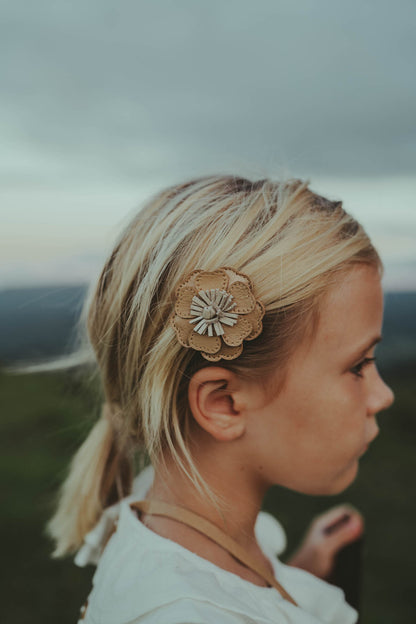 Donsje - Haarclip "Zaza Fields Hairclip  Buttercup" | gold metallic nubuck