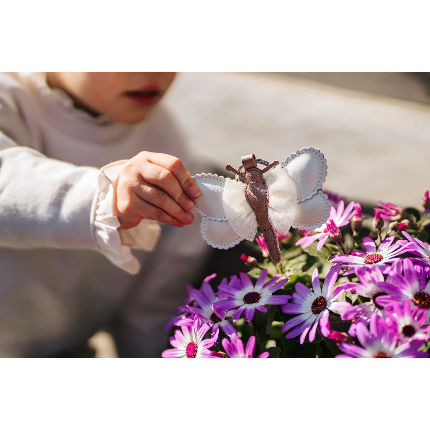 Donsje - Schlüsselanhänger "Alja Chain - Shimmer Libelle" | off white metallic leather