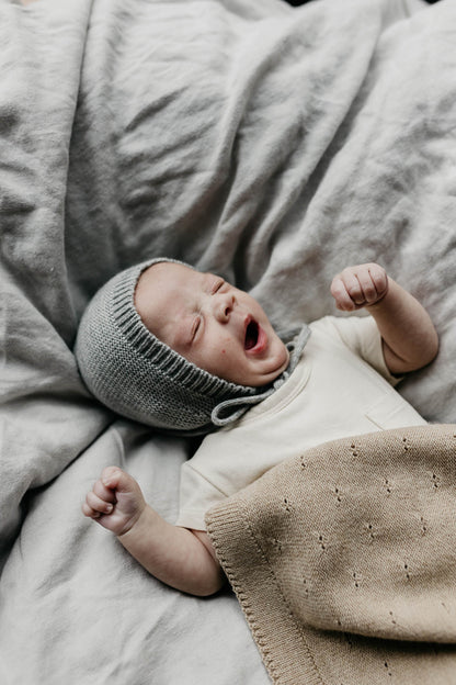 Hvid - Mütze für Neugeborene "Bonnet Dolly | Newborn" | grey melange - Leja Concept Store