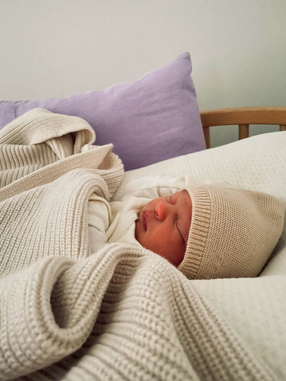 Hvid - Mütze für Neugeborene "Bonnet Newborn" | oat - Leja Concept Store
