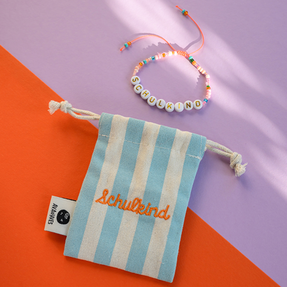 Ava & Yves - Perlenarmband "Schulkind" mit Säckchen | orange/rosa mit goldenen Buchstaben