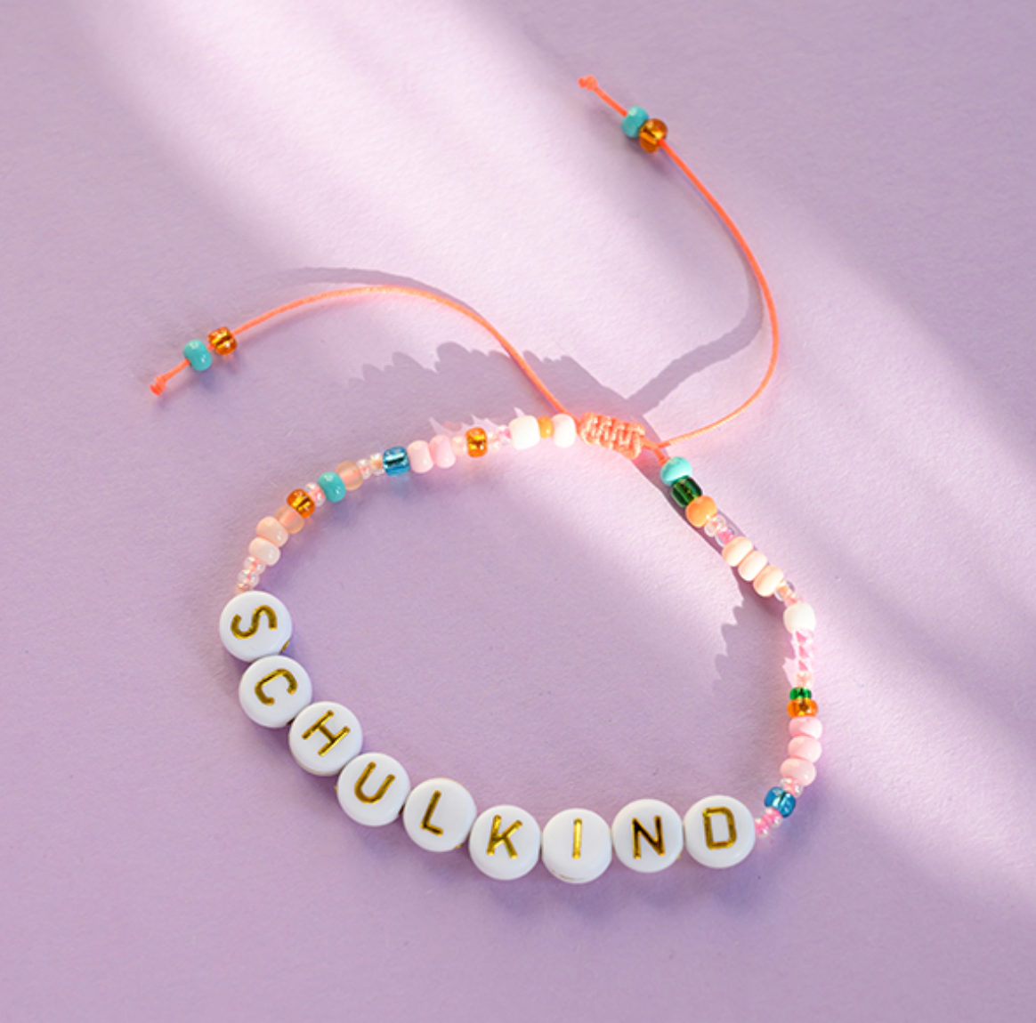 Ava & Yves - Perlenarmband "Schulkind" mit Säckchen | orange/rosa mit goldenen Buchstaben