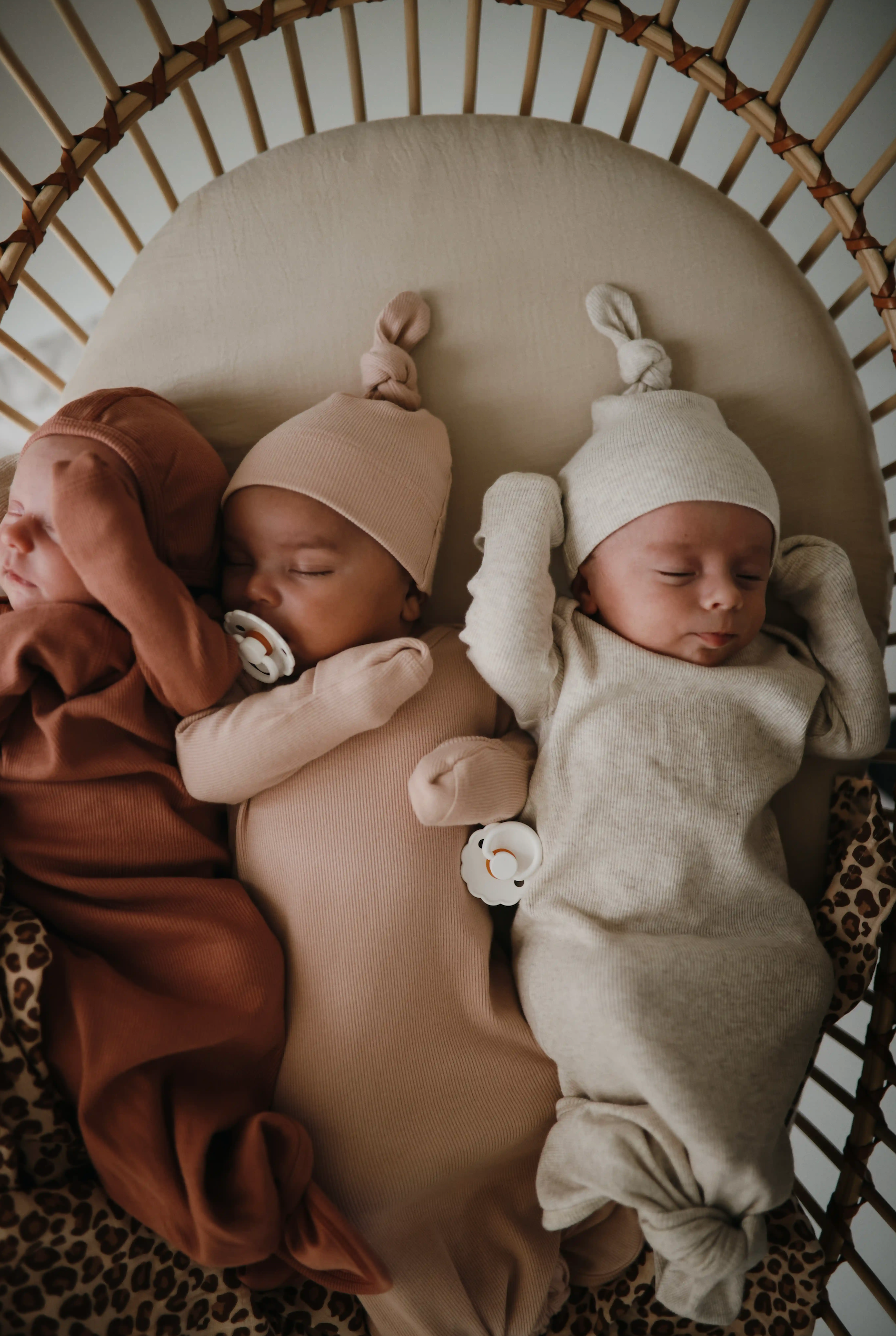 Mushie - Geknotetes Babykleid "Ribbed Knotted Baby Gown"