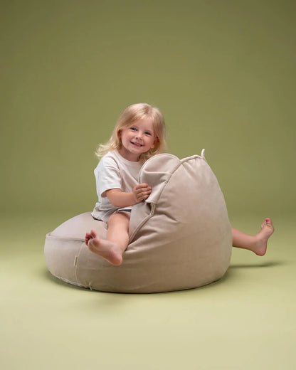 Wigiwama - Sitzsack aus Samt "Velvet Bear Beanbag" | dusty-beige