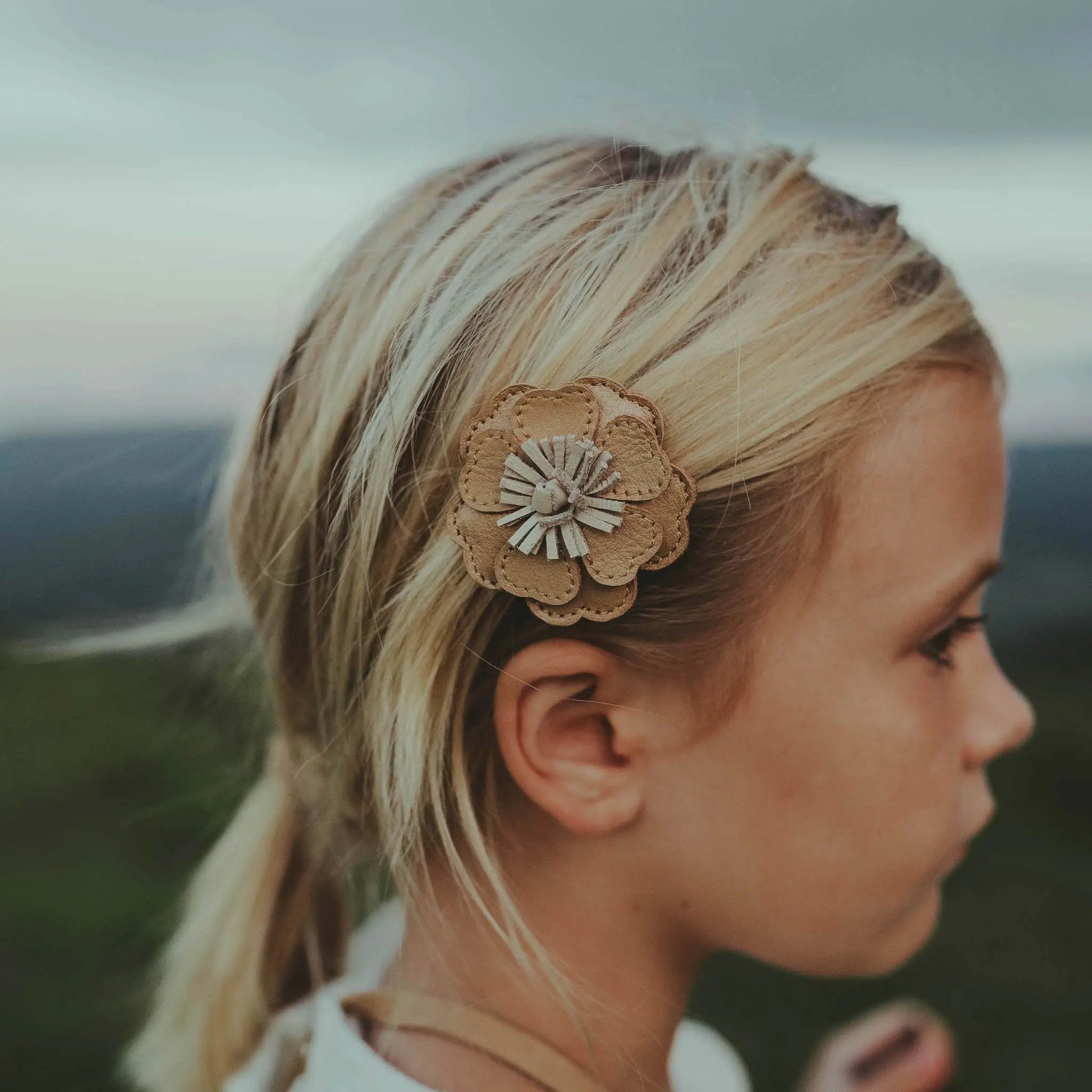 Donsje - Haarclip "Zaza Fields Hairclip  Buttercup" | gold metallic nubuck Donsje