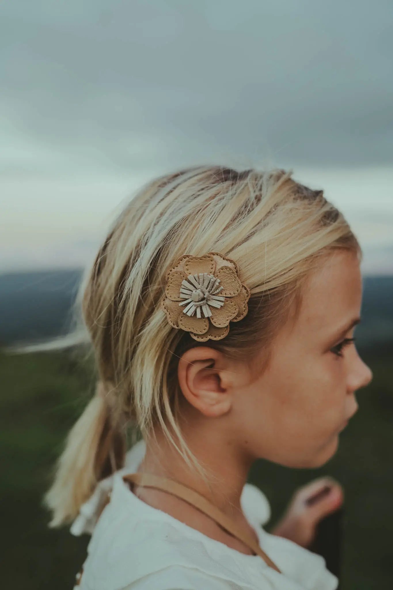 Donsje - Haarclip "Zaza Fields Hairclip  Buttercup" | gold metallic nubuck Donsje