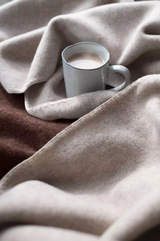 Engel - Decke Erwachsene "Woll-Fleece Decke mit Muschelkante" | sand melange