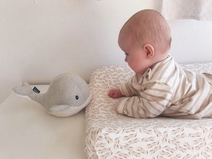 Flow Amsterdam - Kuscheltier mit Spieluhr "MOBY Heartbeat Comforter" | grey Flow Amsterdam