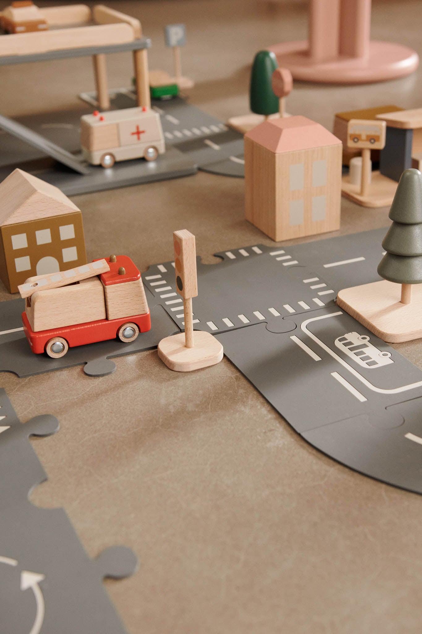 Liewood - Set aus Autos und Straßenteilen "Village Car Set" | apple red multi mix - Leja Concept Store