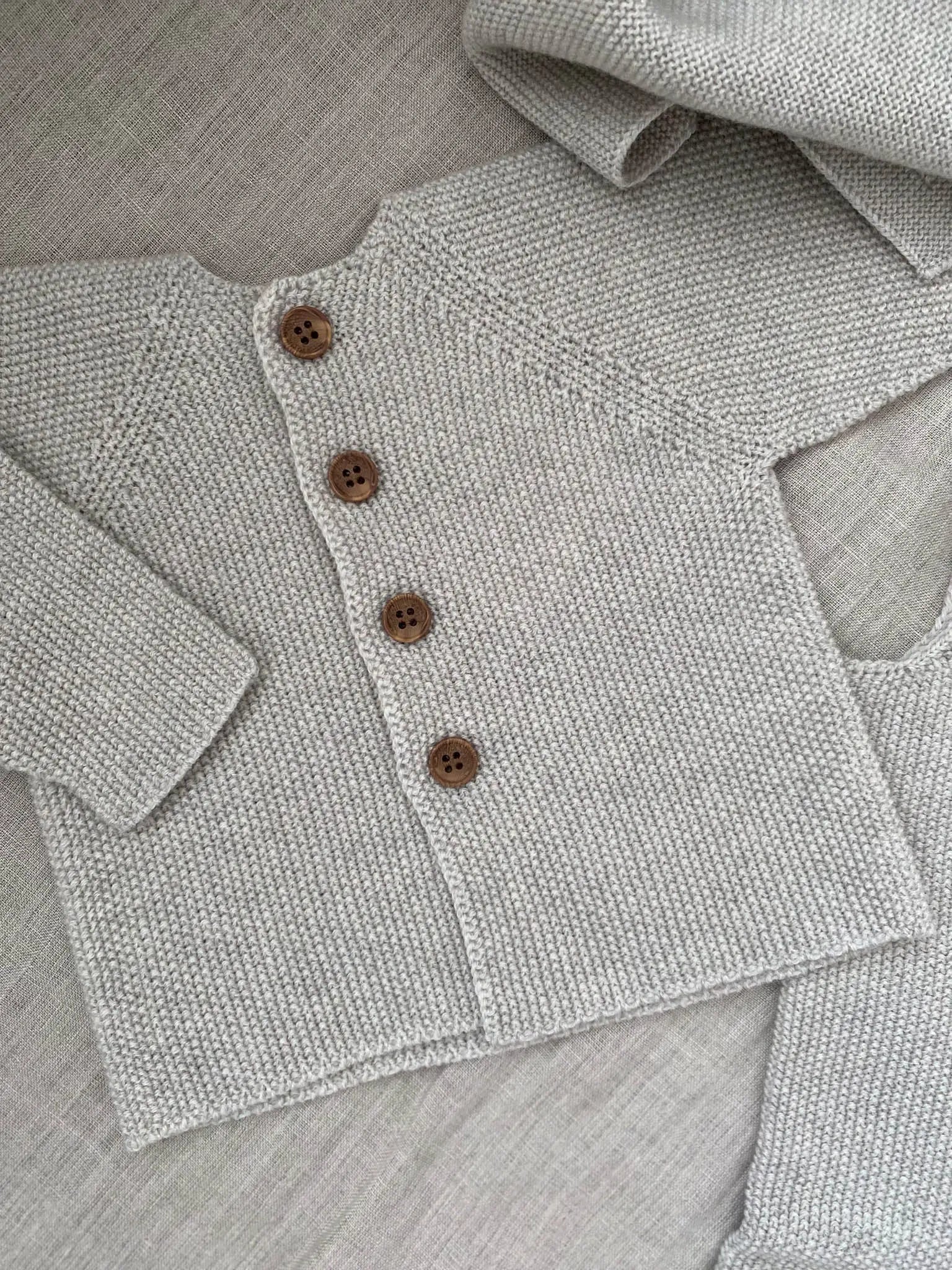 Strickgut - Babyjacke in Reiskornoptik aus Merinowolle | stein Strickgut