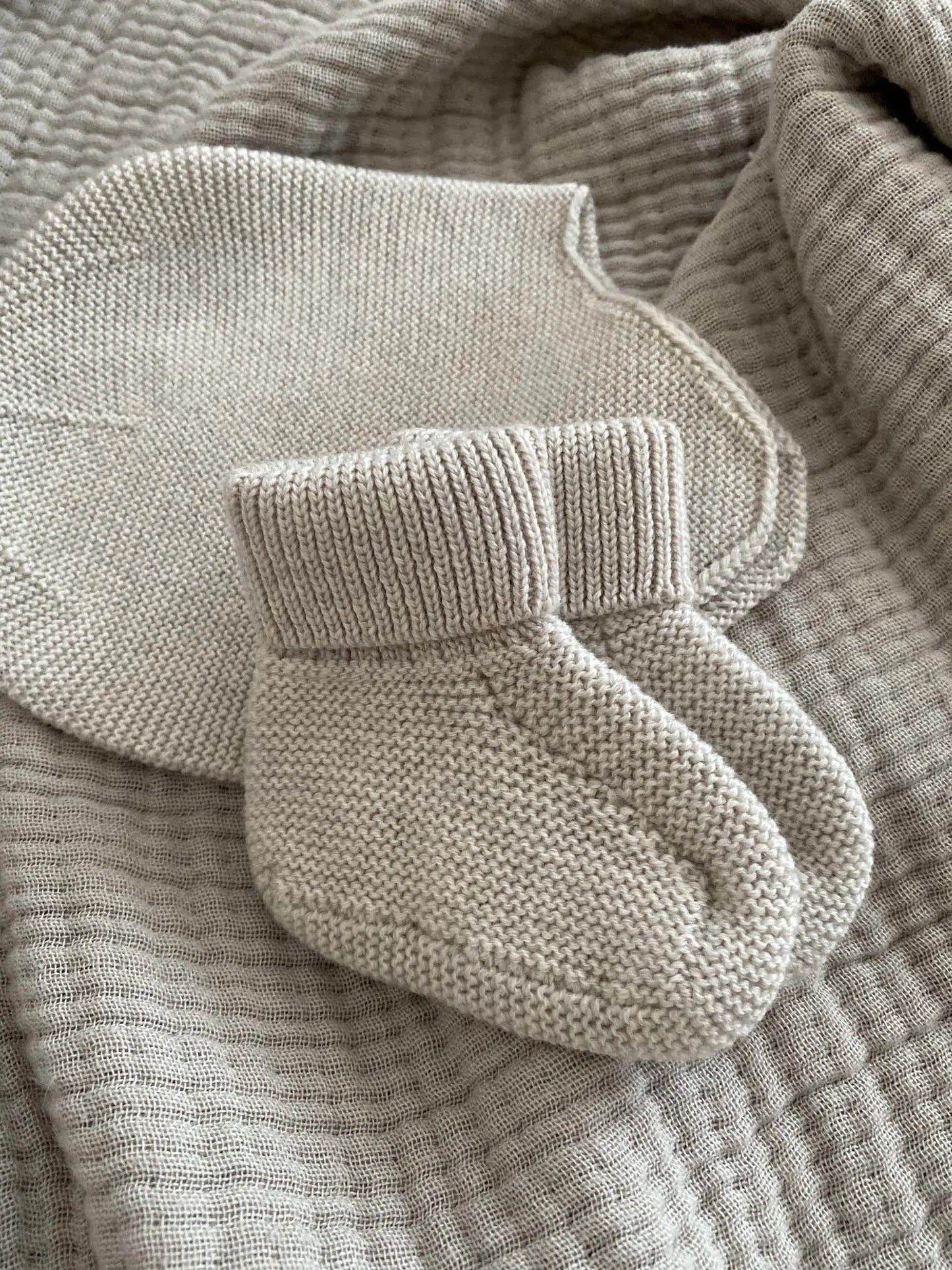 Strickgut - Babymütze mit Ohrenklappen | stein Strickgut