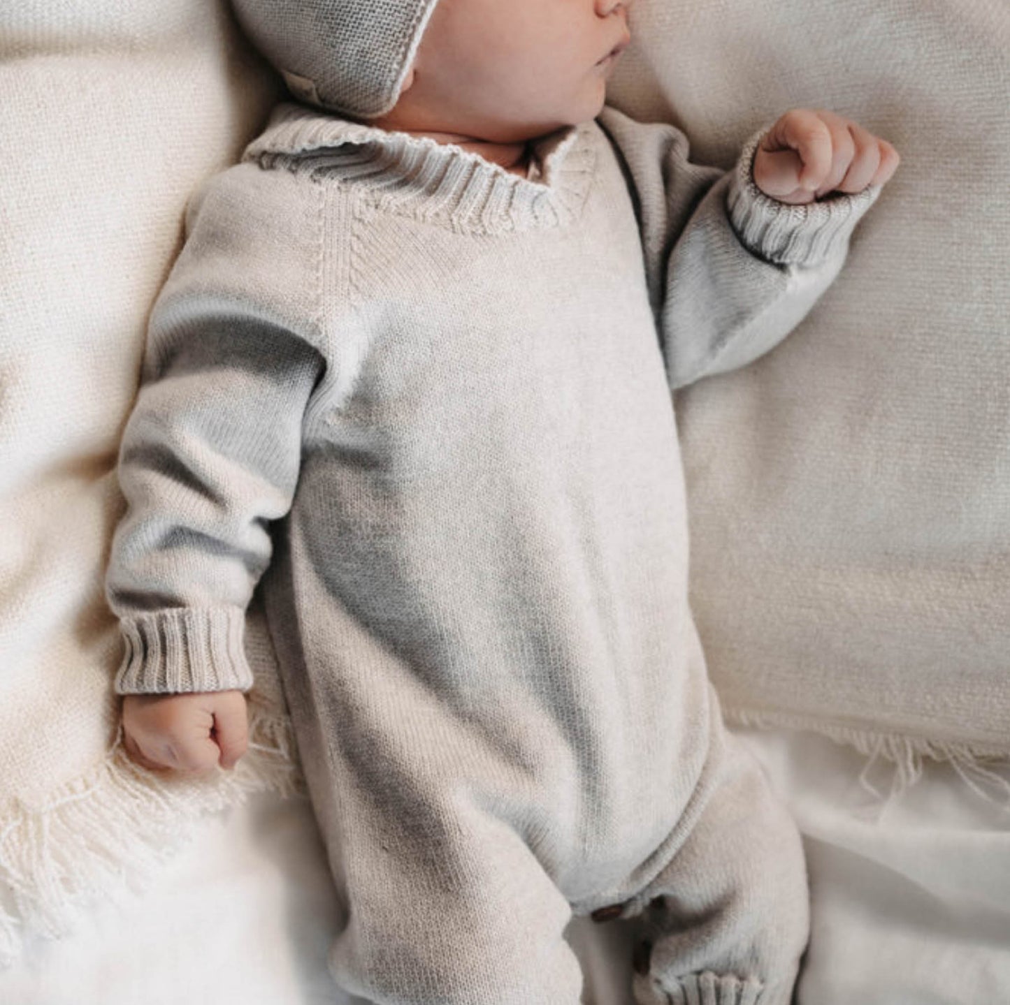 Strickgut - Warmer Babystrampler mit Ärmeln aus Merinowolle | stein - Leja Concept Store