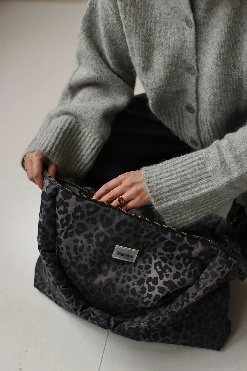 Studio Noos - Wickeltasche "Antra Leopard Puffy Diaper Bag" | antra leopard Studio Noos