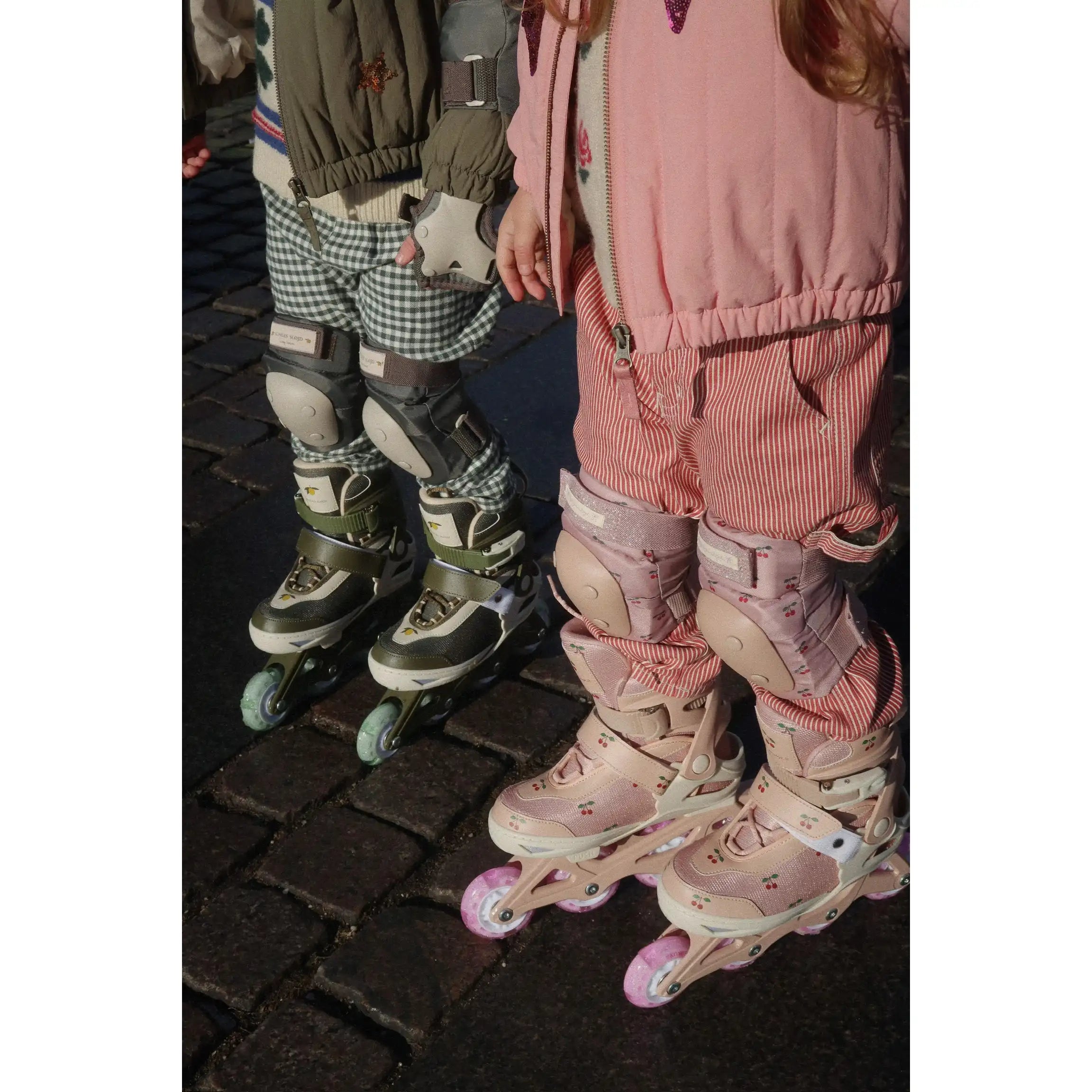 Konges Sløjd - Rollschuhe / Inline Skates "LIGHT UP ROLLER SKATES" mit Leuchteffekt für Kinder