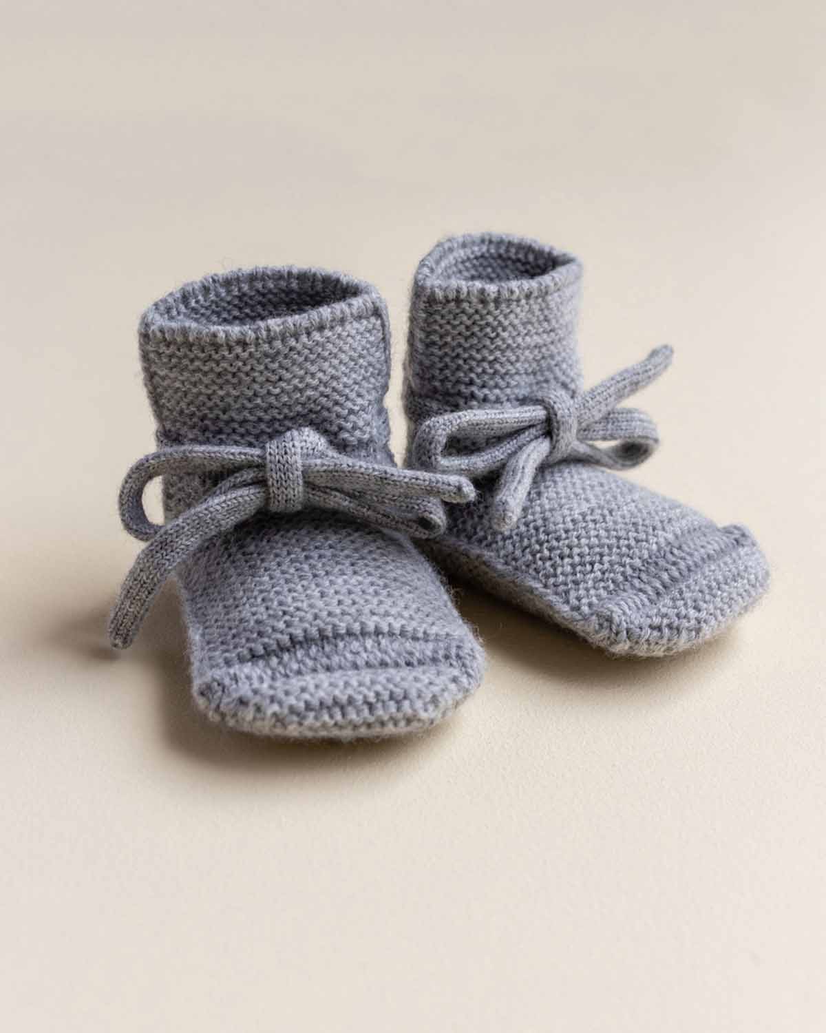 Hvid - knitted shoes "Booties" | gray melange