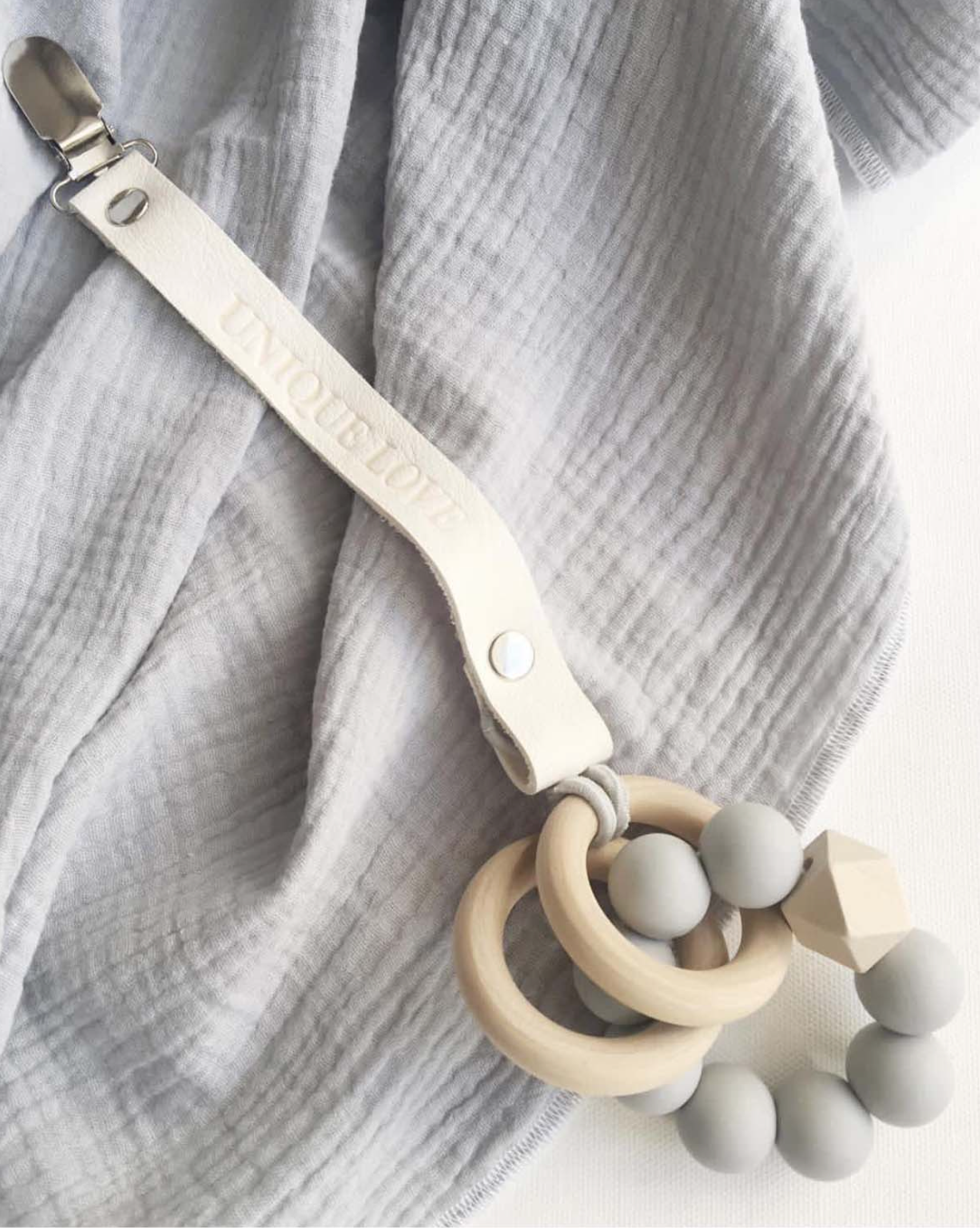 Unique Love - Schnullerkette aus Leder | off-white - Leja Concept Store