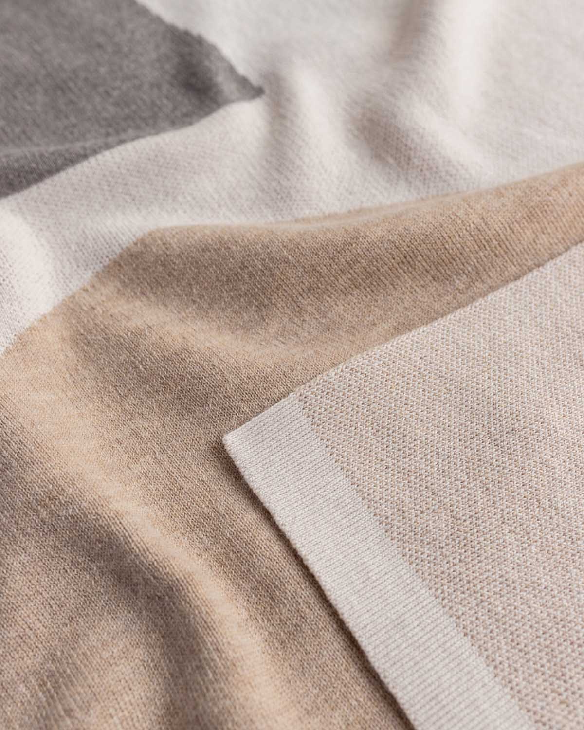 Hvid - baby blanket made of merino wool "Folie" | otter/sand