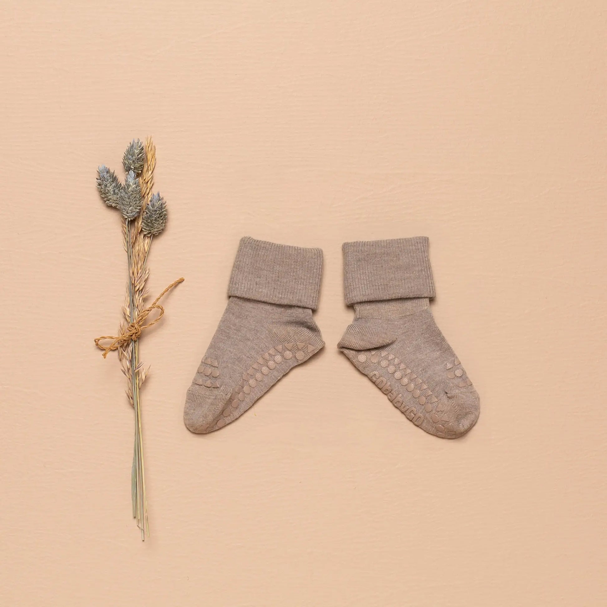 GoBabyGo - Antirutsch-Socken aus Wolle "Non-Slip Socks Wool" | sand - Leja Concept Store