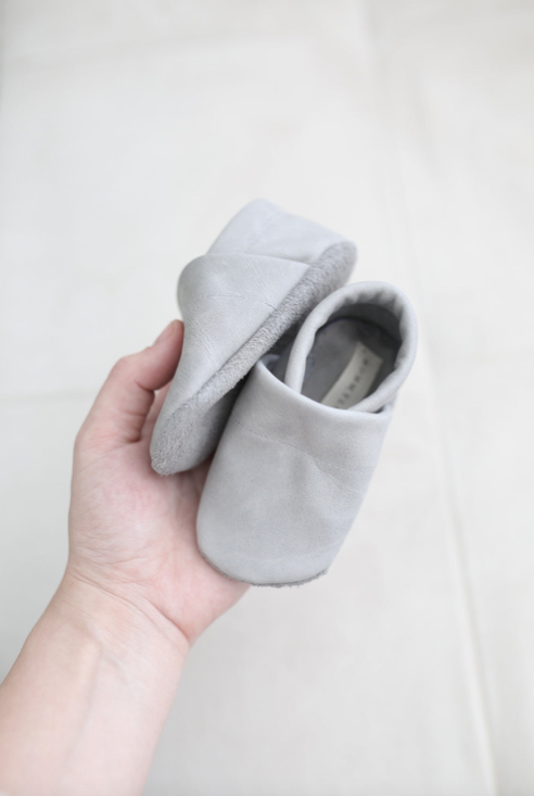 Mommylove.s – Krabbel- und Lauflernschuhe / Hausschuhe aus Leder | grau - Leja Concept Store